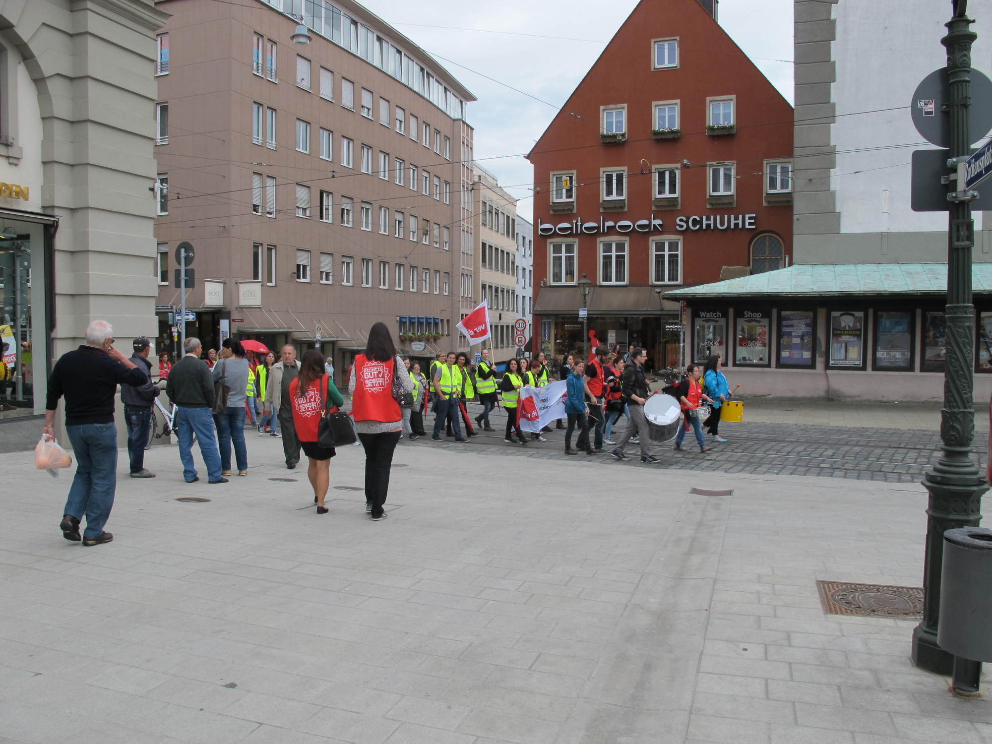 ver.di: Postboten und Kinderbetreuer ziehen durch Augsburg. Foto: B4B SCHWABEN