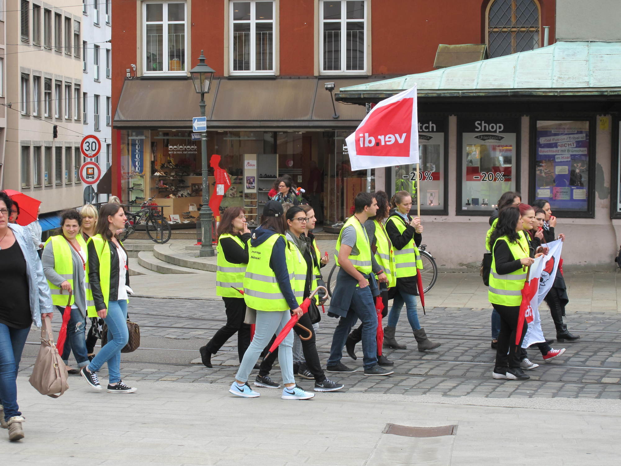 ver.di: Postboten und Kinderbetreuer ziehen durch Augsburg. Foto: B4B SCHWABEN