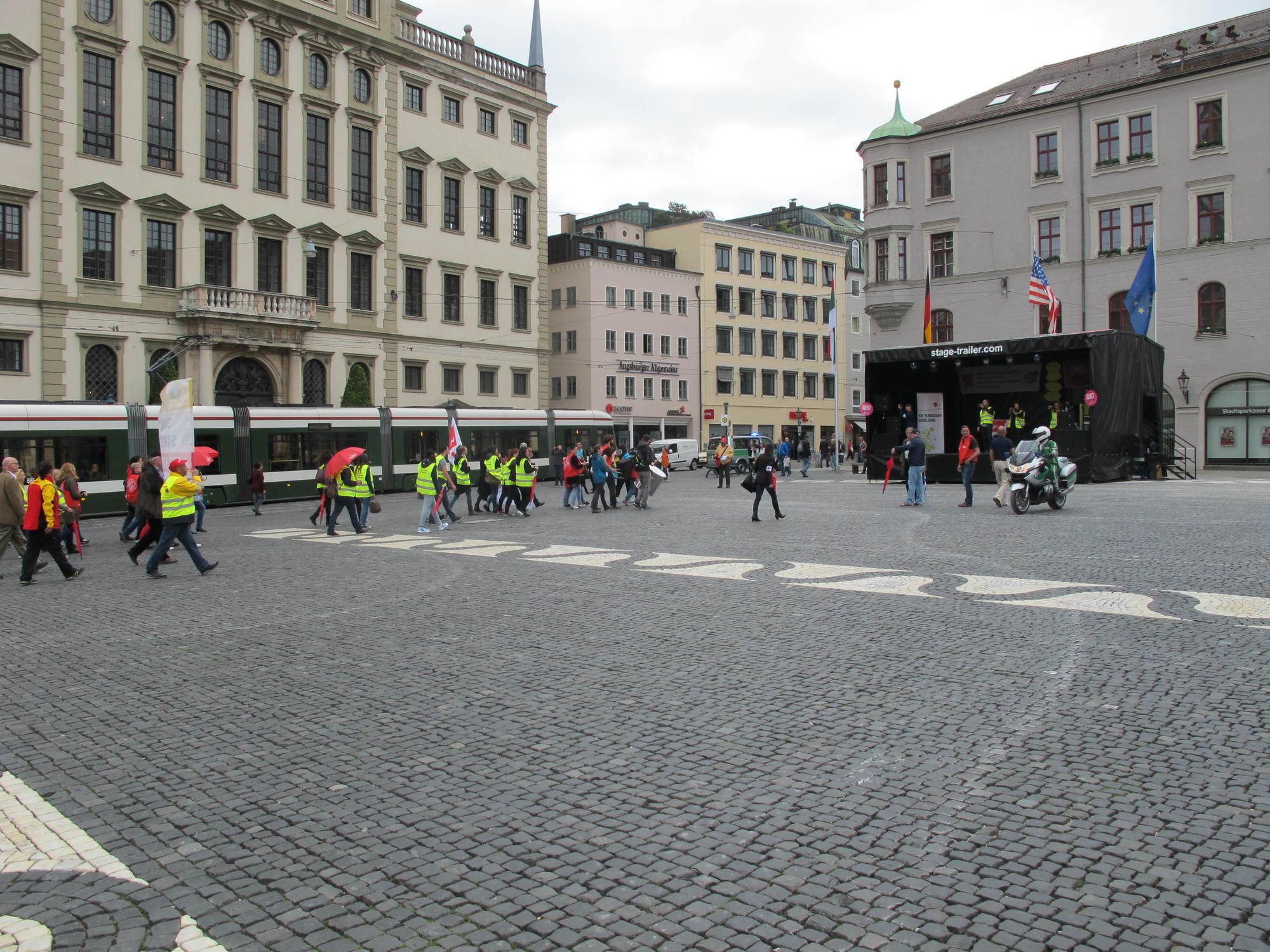 ver.di: Postboten und Kinderbetreuer ziehen durch Augsburg. Foto: B4B SCHWABEN