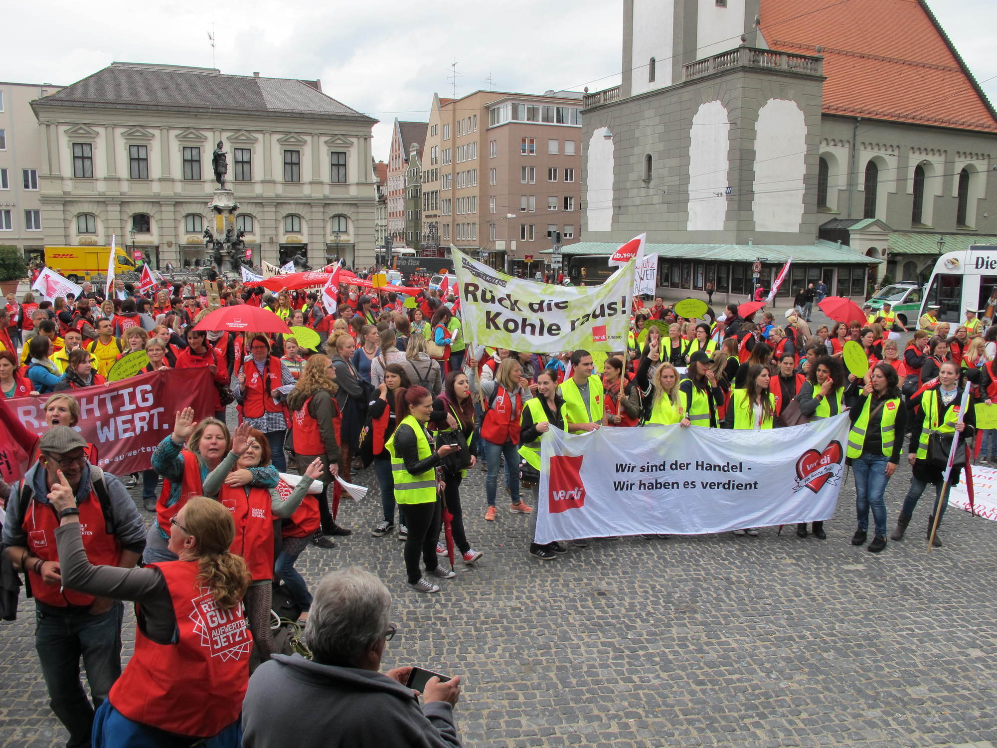 ver.di: Postboten und Kinderbetreuer ziehen durch Augsburg. Foto: B4B SCHWABEN