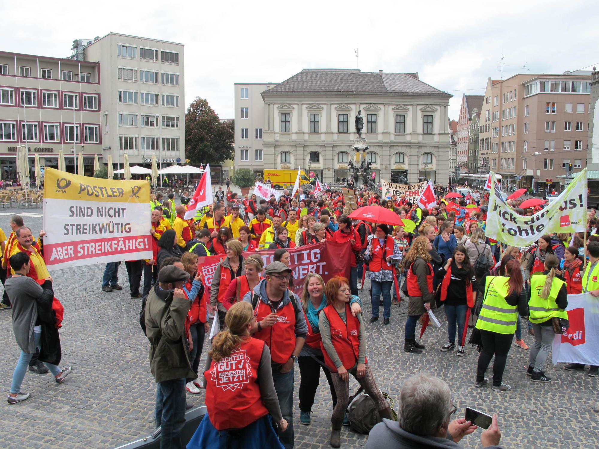ver.di: Postboten und Kinderbetreuer ziehen durch Augsburg. Foto: B4B SCHWABEN