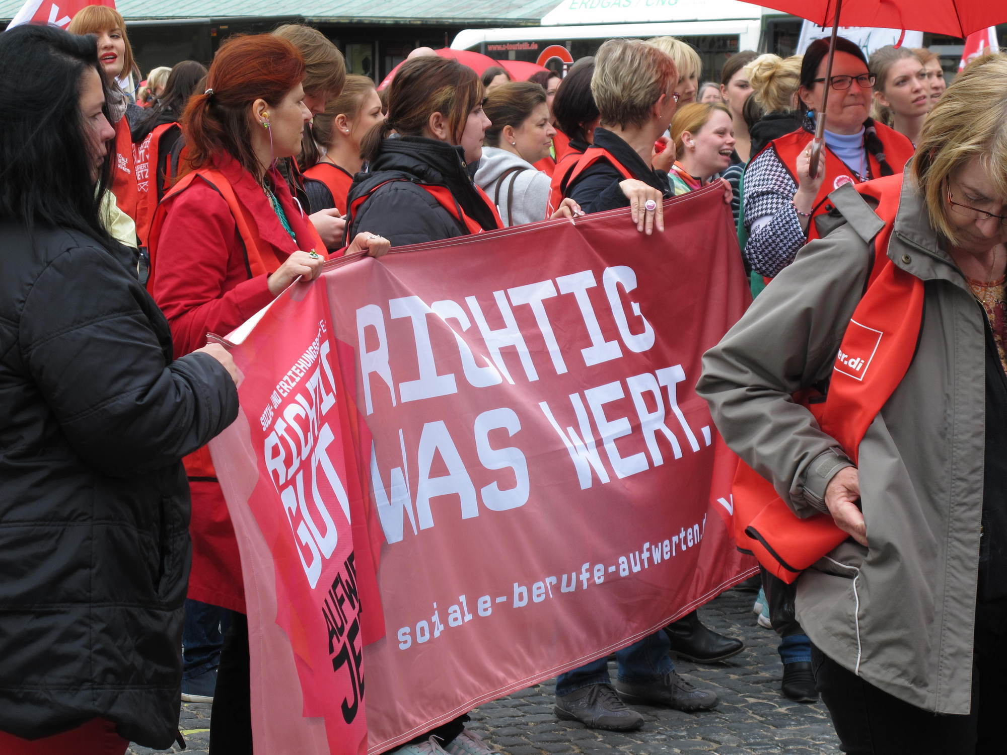 ver.di: Postboten und Kinderbetreuer ziehen durch Augsburg. Foto: B4B SCHWABEN