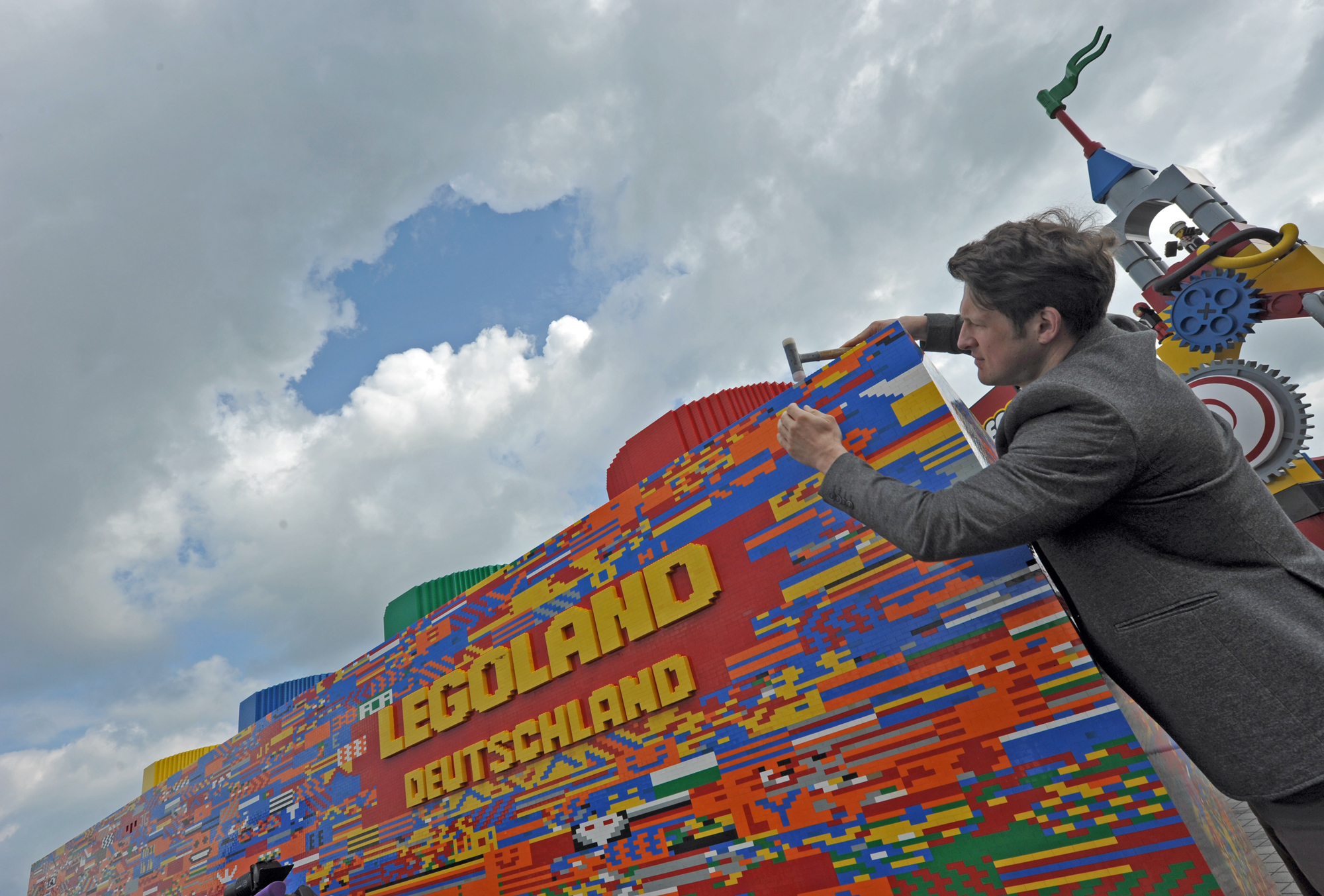 Wettpate Matthias Steiner vollendet den größten LEGO Stein der Welt. Foto: LEGOLAND Deutschland Freizeitpark GmbH
