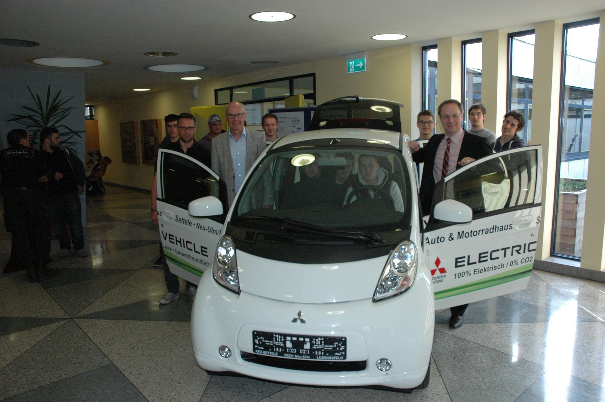 Das neue Elektroauto der Berufsschule Neu-Ulm. Foto: LRA Neu-Ulm