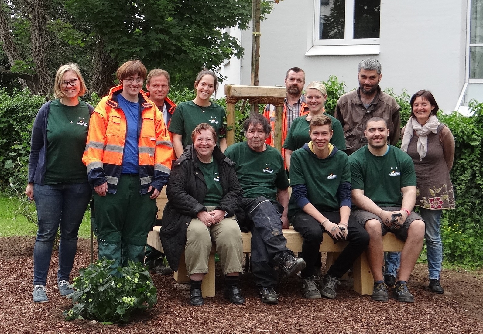 Das Azubi-Projekt-Team von Dehner mit Bewohnern und Betreuern der Stiftung St. Johannes. Foto: Dehner