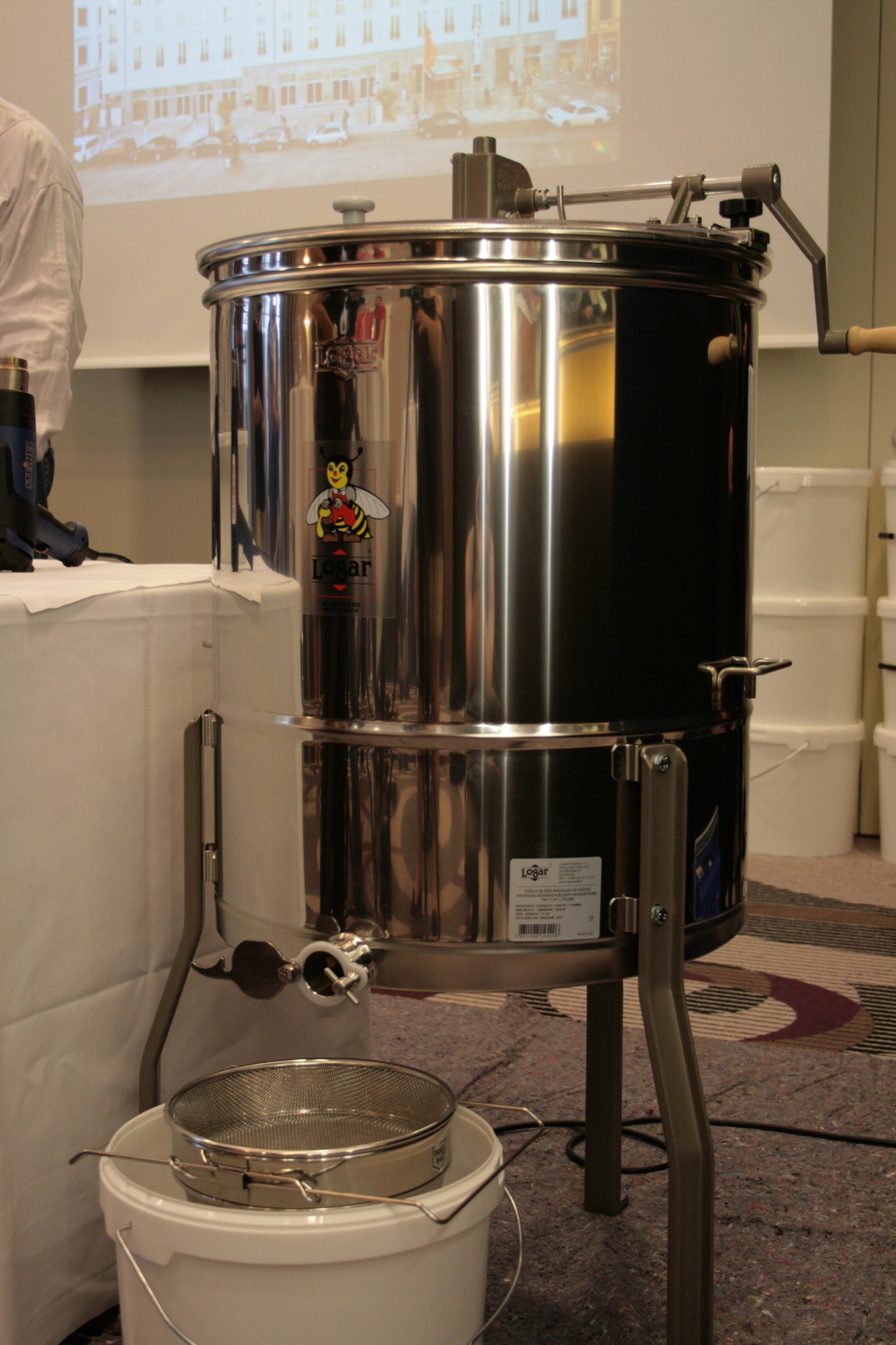 Seit April 2015 gibt es die Bienenstöcke auf dem Hoteldach des Steigenberger Hotel Drei Mohren in Augsburg. Foto: B4B SCHWABEN
