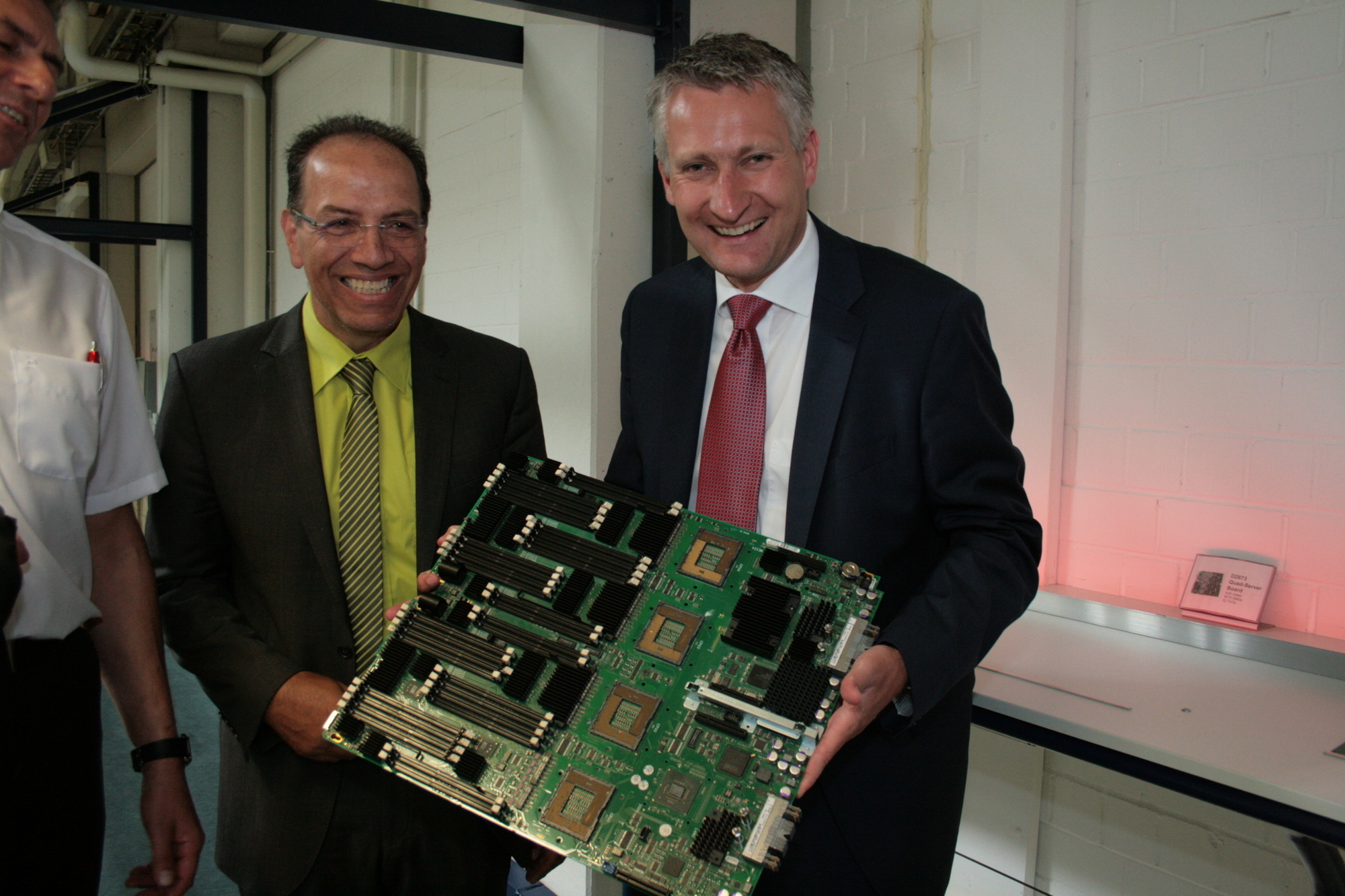 Hansjörg Durz besucht das Fujitsu Werk in Augsburg. Foto: B4B SCHWABEN