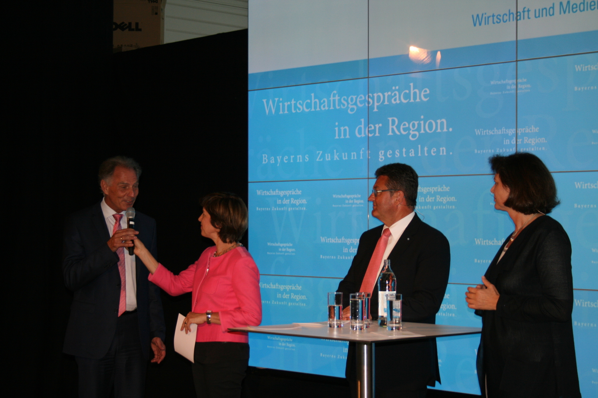 Am 8. Juni 2015 war Bayerns Wirtschaftsministerin Ilse Aigner zu Gast im Fraunhofer Institut Augsburg. Foto: B4B SCHWABEN