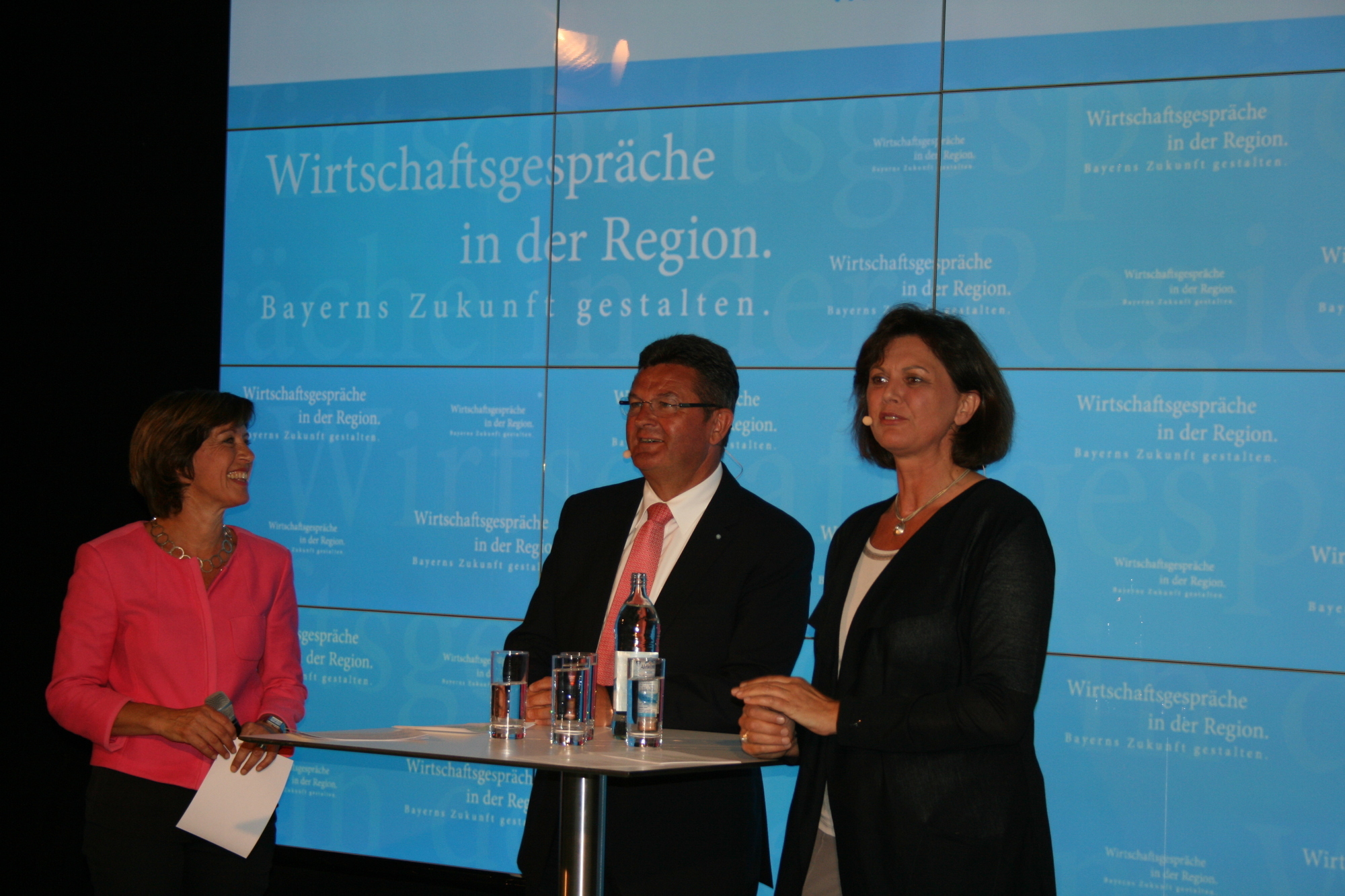 Am 8. Juni 2015 war Bayerns Wirtschaftsministerin Ilse Aigner zu Gast im Fraunhofer Institut Augsburg. Foto: B4B SCHWABEN