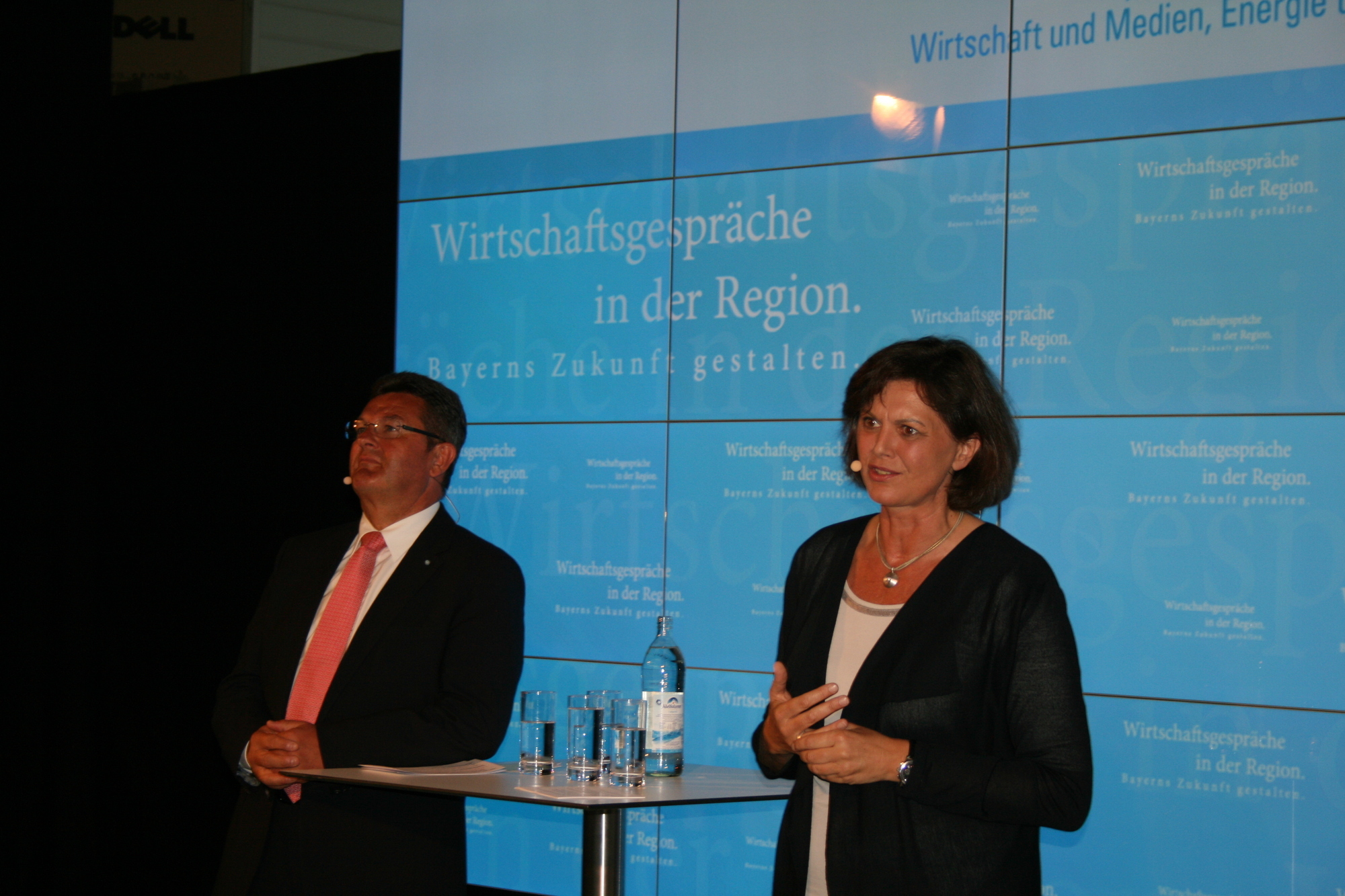 Am 8. Juni 2015 war Bayerns Wirtschaftsministerin Ilse Aigner zu Gast im Fraunhofer Institut Augsburg. Foto: B4B SCHWABEN