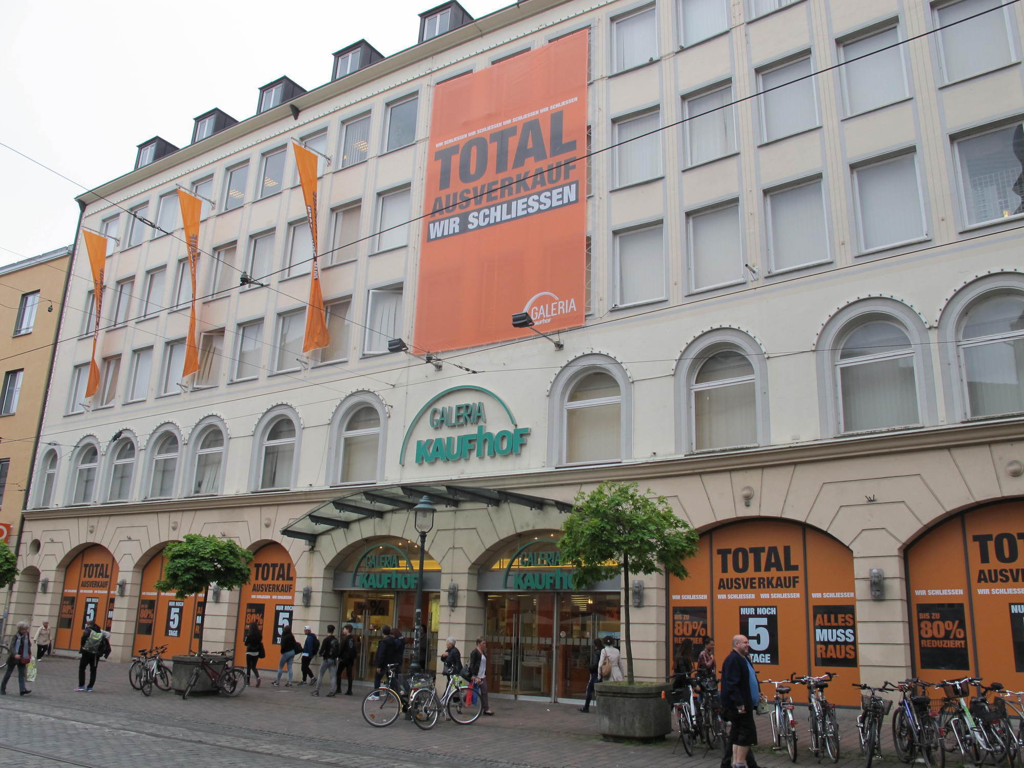 Schnäppchenjäger müssen sich beeilen: Viele Regale in der Galeria Kaufhof sind bereits leer. Foto: B4B SCHWABEN