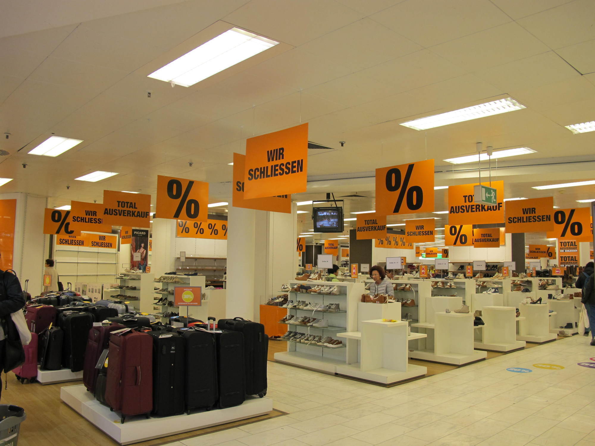 Schnäppchenjäger müssen sich beeilen: Viele Regale in der Galeria Kaufhof sind bereits leer. Foto: B4B SCHWABEN
