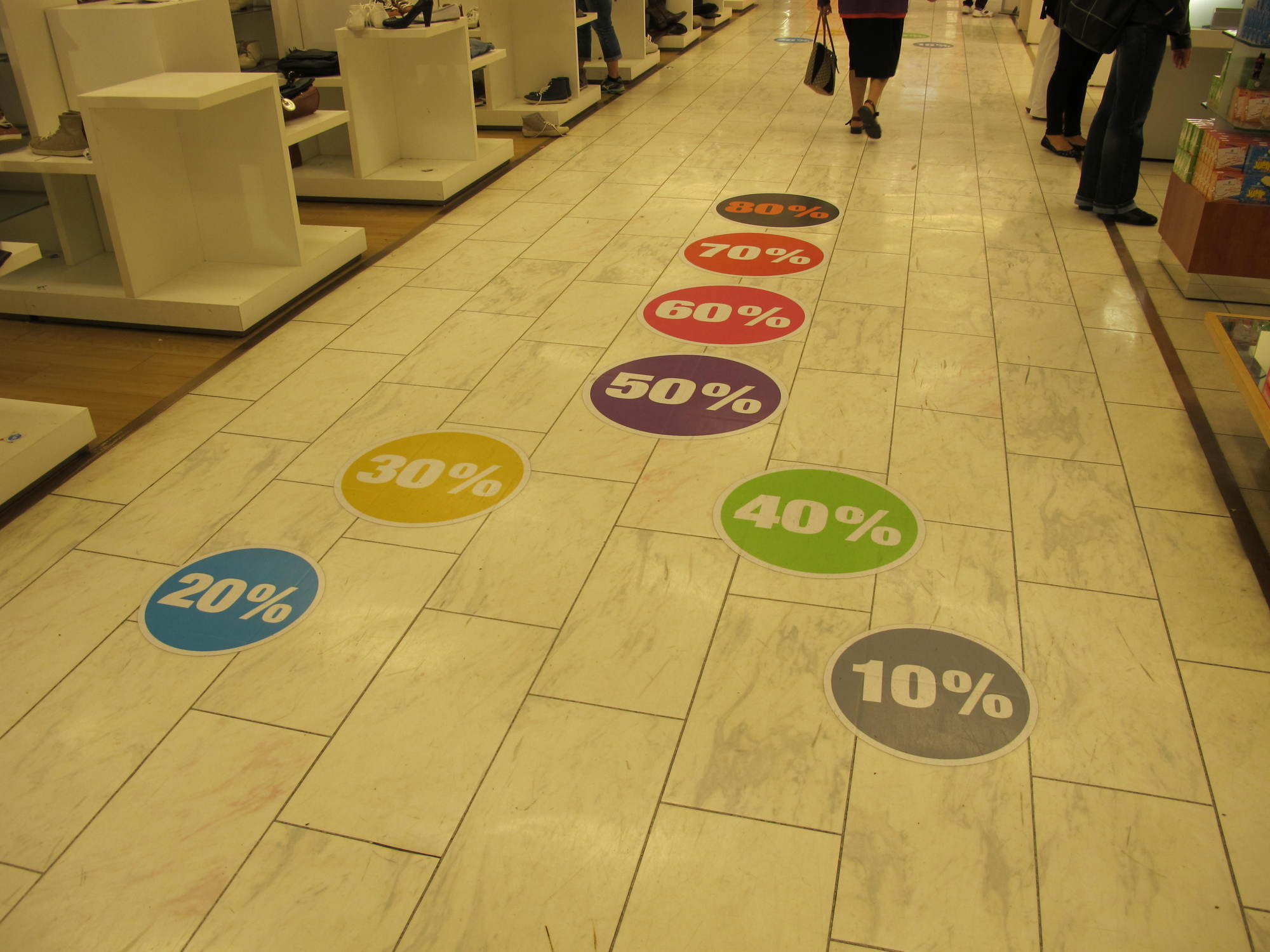 Schnäppchenjäger müssen sich beeilen: Viele Regale in der Galeria Kaufhof sind bereits leer. Foto: B4B SCHWABEN