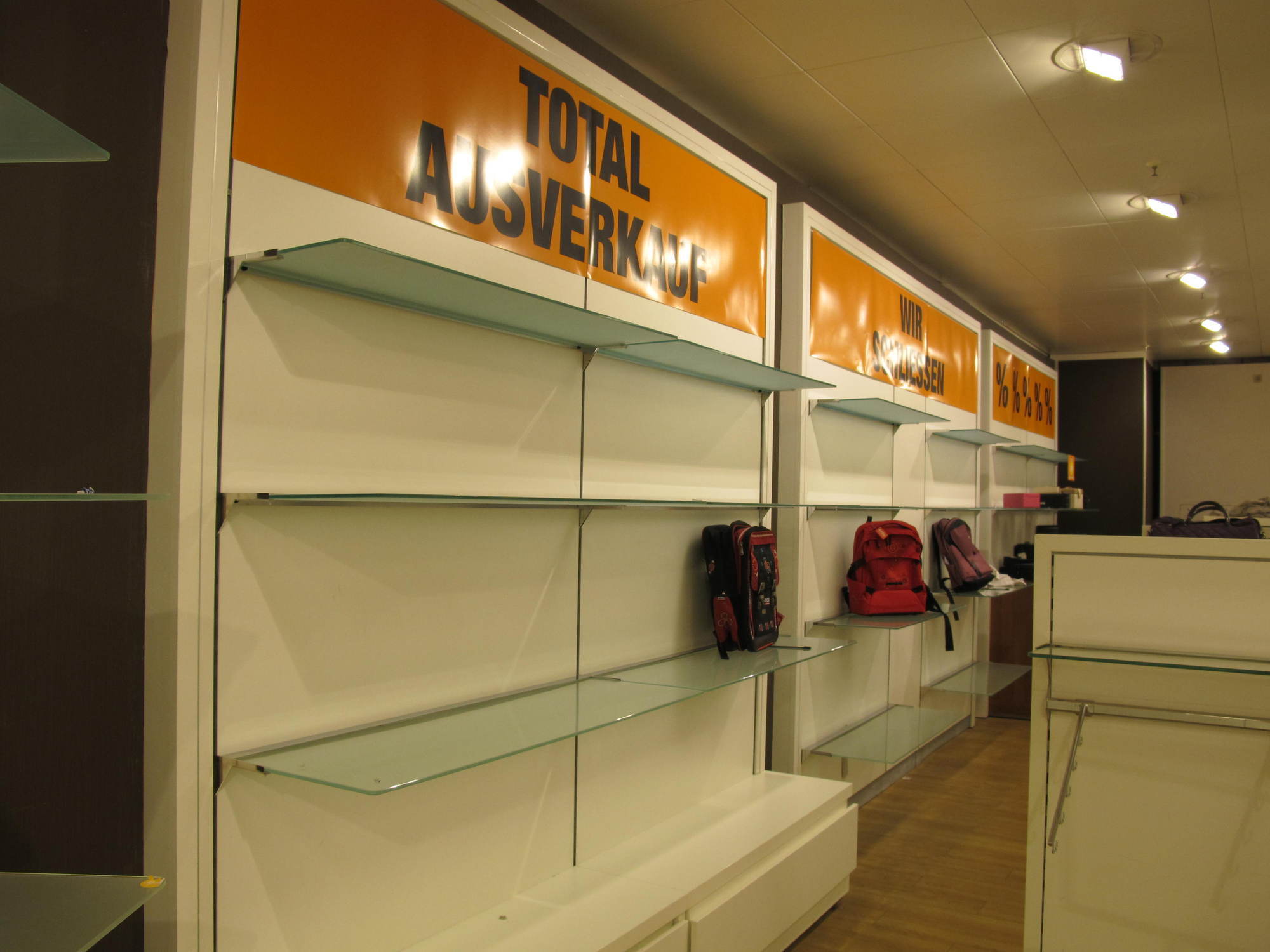 Schnäppchenjäger müssen sich beeilen: Viele Regale in der Galeria Kaufhof sind bereits leer. Foto: B4B SCHWABEN