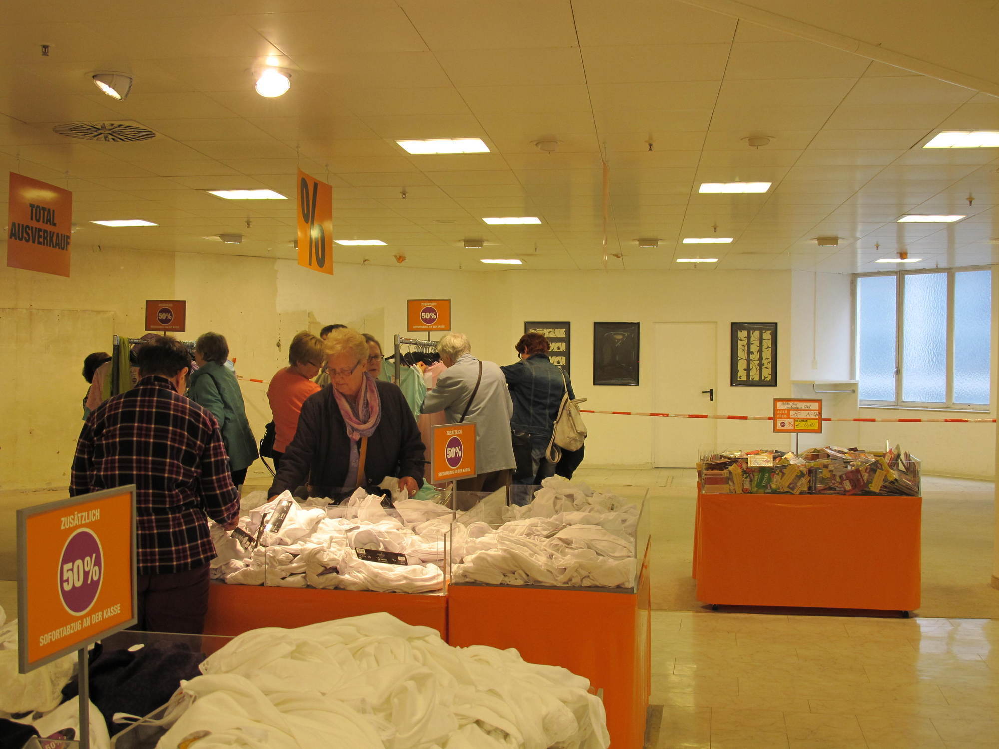 Schnäppchenjäger müssen sich beeilen: Viele Regale in der Galeria Kaufhof sind bereits leer. Foto: B4B SCHWABEN