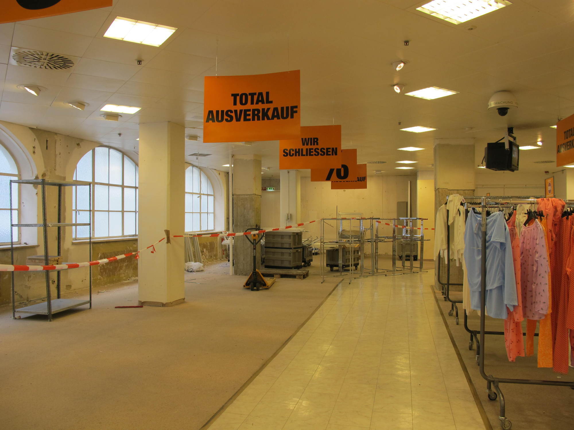 Schnäppchenjäger müssen sich beeilen: Viele Regale in der Galeria Kaufhof sind bereits leer. Foto: B4B SCHWABEN