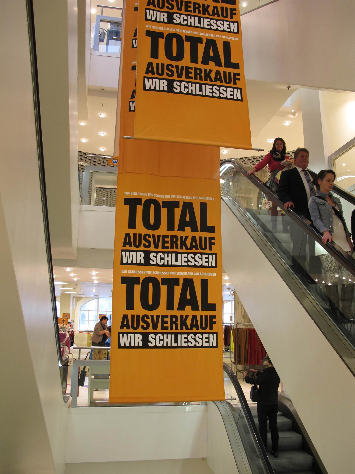 Schnäppchenjäger müssen sich beeilen: Viele Regale in der Galeria Kaufhof sind bereits leer. Foto: B4B SCHWABEN