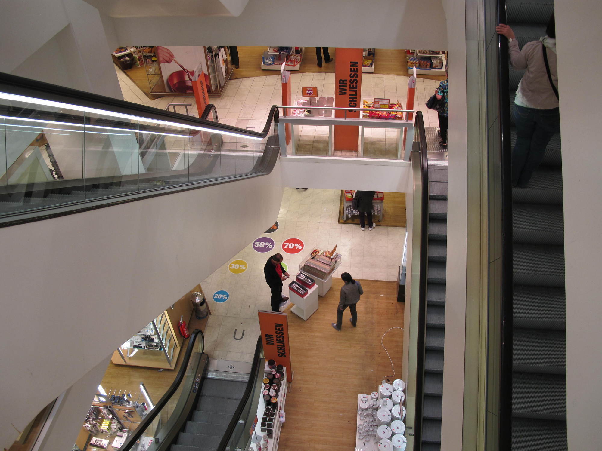 Schnäppchenjäger müssen sich beeilen: Viele Regale in der Galeria Kaufhof sind bereits leer. Foto: B4B SCHWABEN