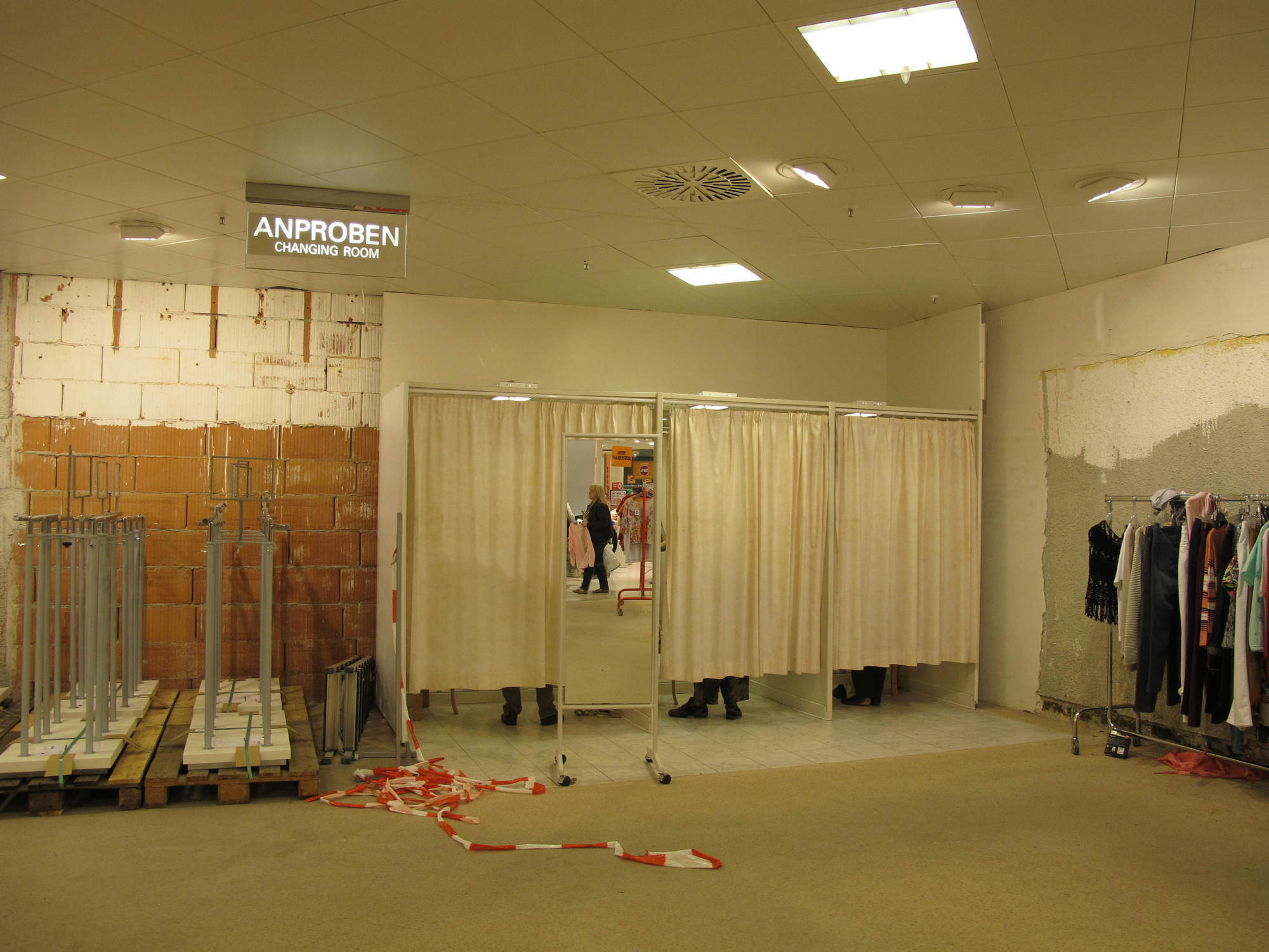 Schnäppchenjäger müssen sich beeilen: Viele Regale in der Galeria Kaufhof sind bereits leer. Foto: B4B SCHWABEN
