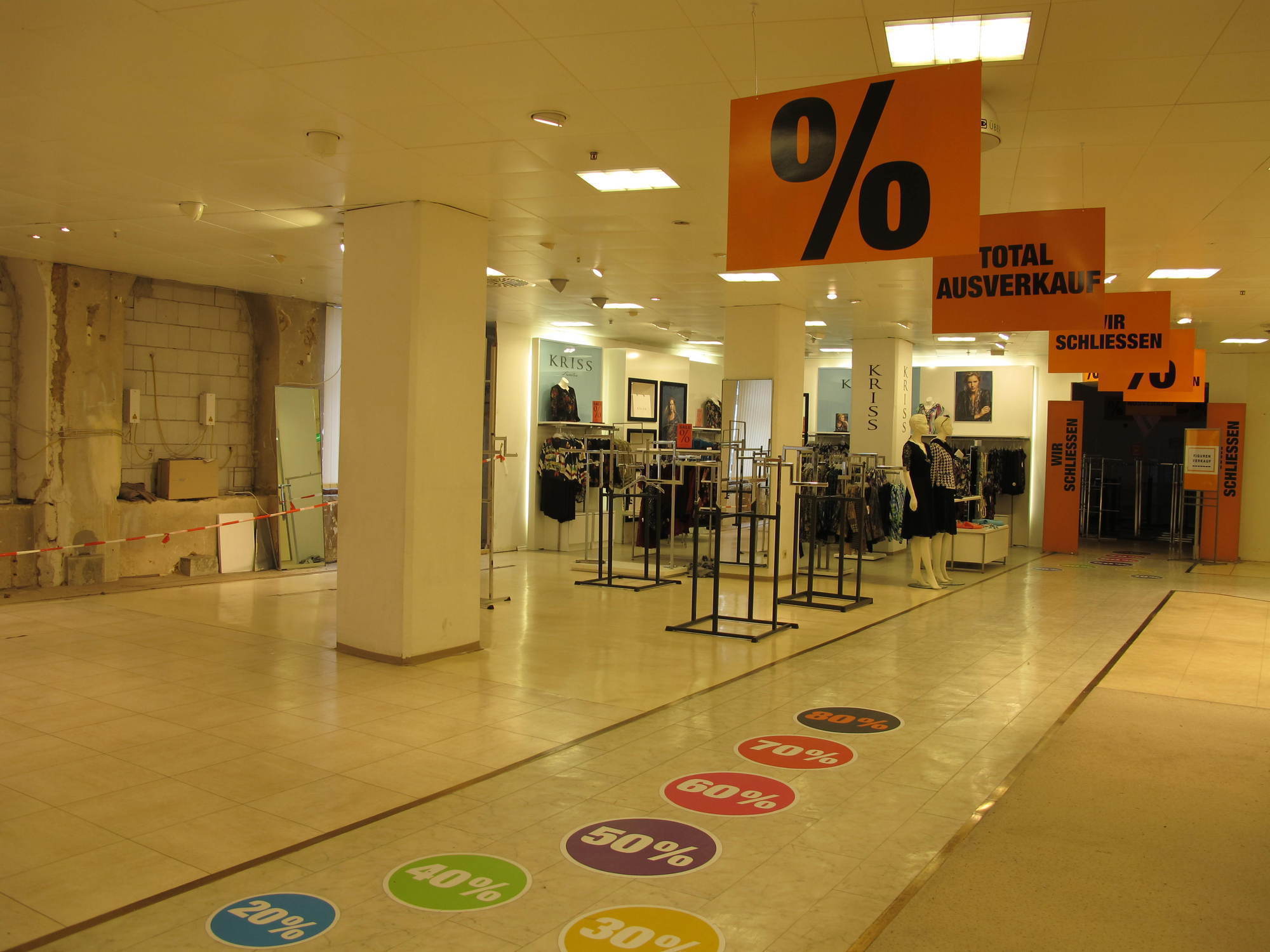 Schnäppchenjäger müssen sich beeilen: Viele Regale in der Galeria Kaufhof sind bereits leer. Foto: B4B SCHWABEN