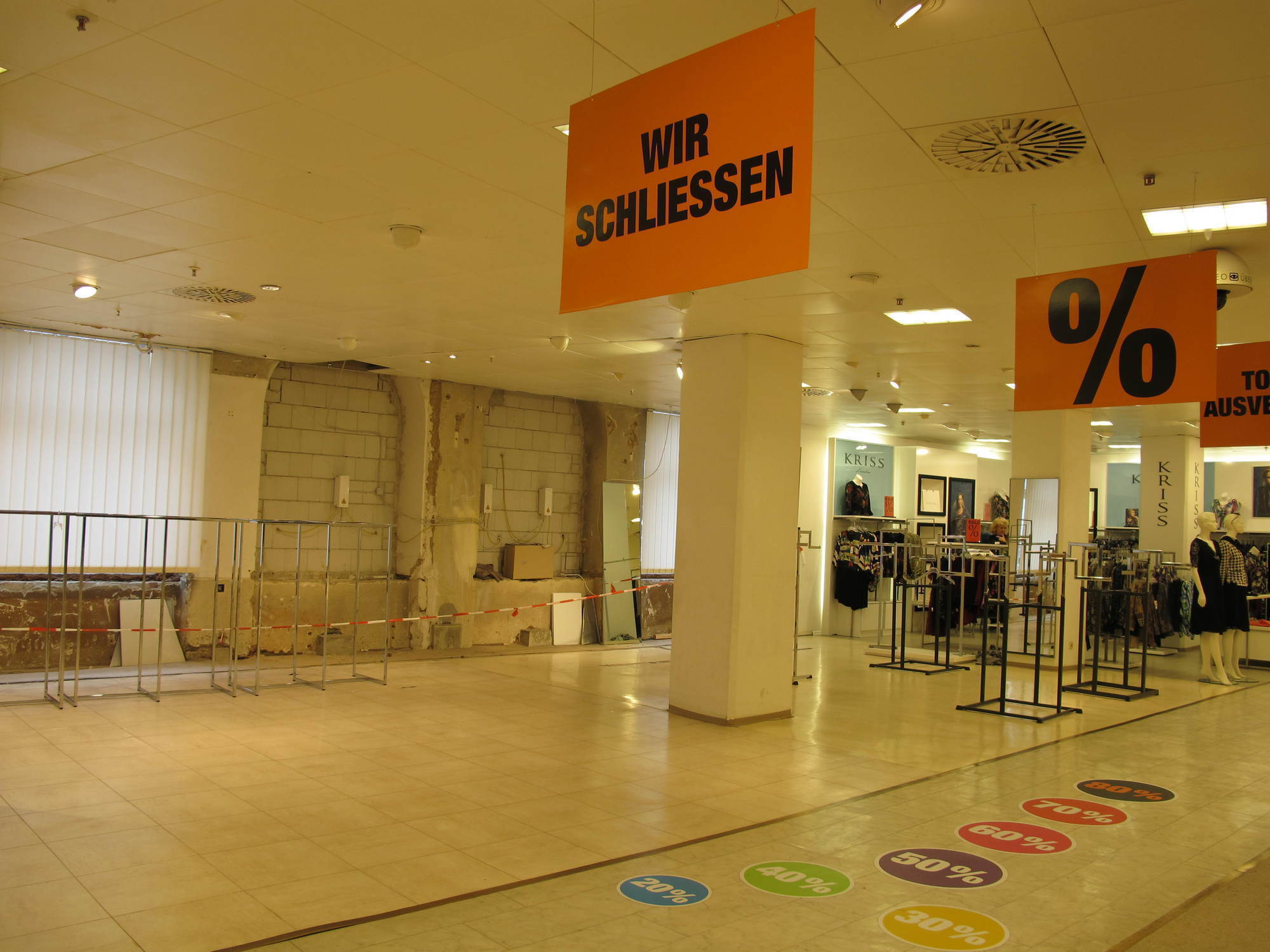 Schnäppchenjäger müssen sich beeilen: Viele Regale in der Galeria Kaufhof sind bereits leer. Foto: B4B SCHWABEN