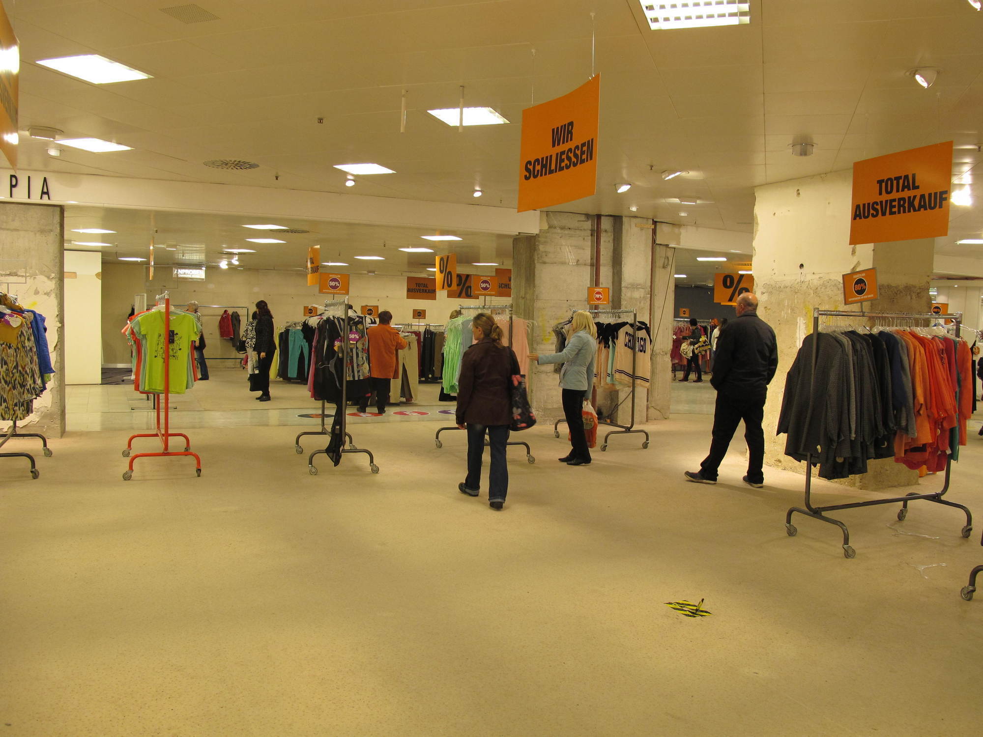 Schnäppchenjäger müssen sich beeilen: Viele Regale in der Galeria Kaufhof sind bereits leer. Foto: B4B SCHWABEN