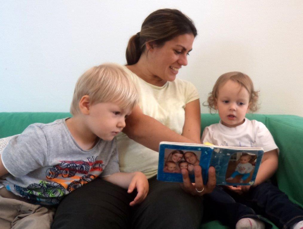 Jennifer Streiber mit zwei Kindern in der KiTA Sonnenschein Donaualtheim. Foto: Agentur für Arbeit Donauwörth