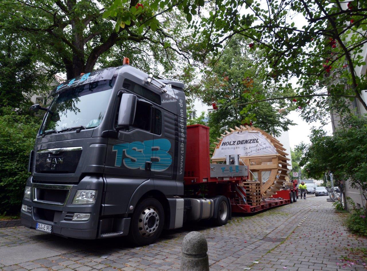 Am 10. Juni wurde das Wasserrad in der Augsburger Altstadt montiert. Foto: swa|Thomas Hosemann