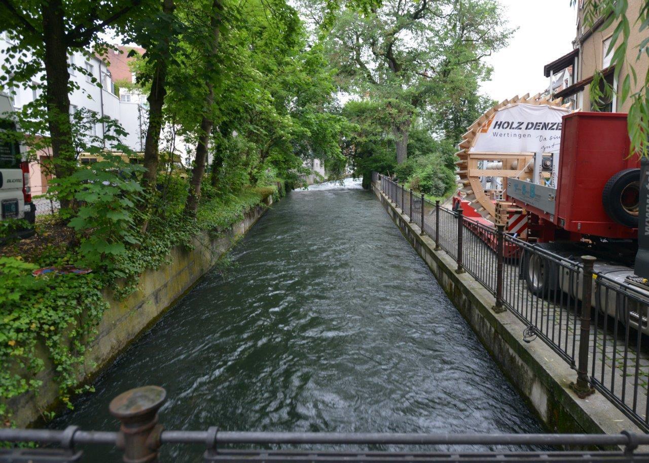 Am 10. Juni wurde das Wasserrad in der Augsburger Altstadt montiert. Foto: swa|Thomas Hosemann