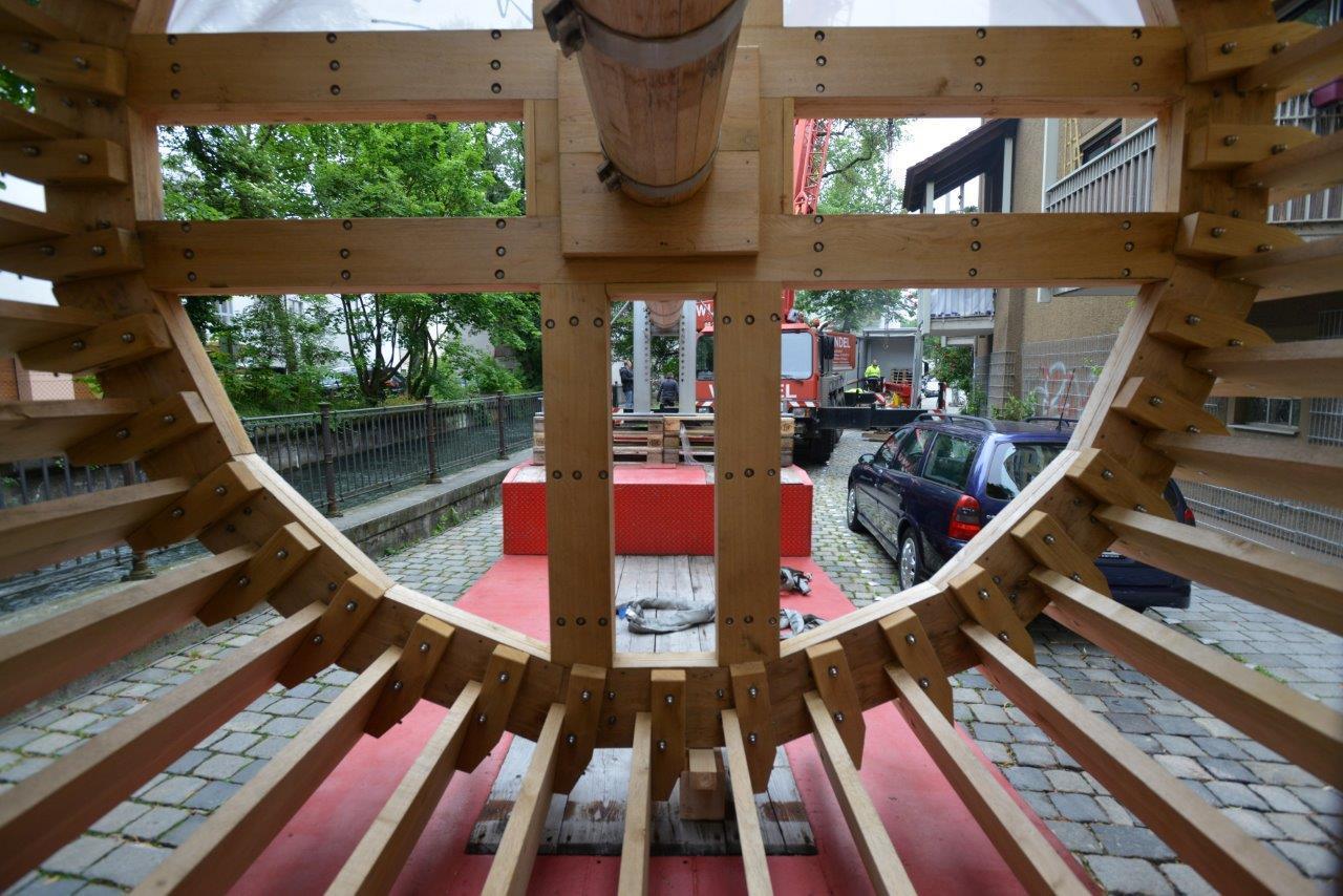 Am 10. Juni wurde das Wasserrad in der Augsburger Altstadt montiert. Foto: swa|Thomas Hosemann