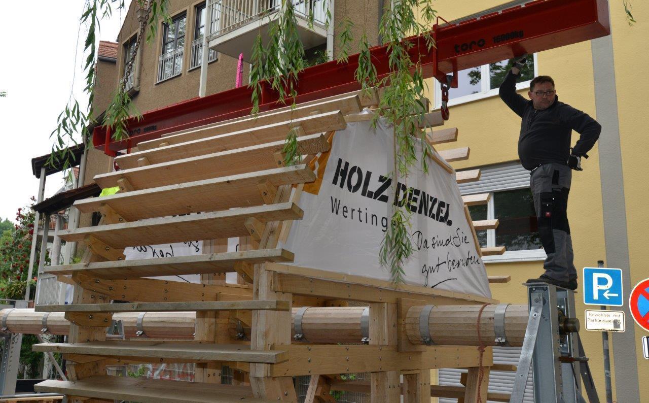 Am 10. Juni wurde das Wasserrad in der Augsburger Altstadt montiert. Foto: swa|Thomas Hosemann