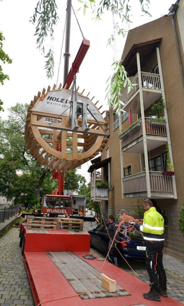 Am 10. Juni wurde das Wasserrad in der Augsburger Altstadt montiert. Foto: swa|Thomas Hosemann