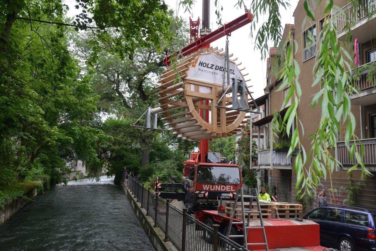 Am 10. Juni wurde das Wasserrad in der Augsburger Altstadt montiert. Foto: swa|Thomas Hosemann