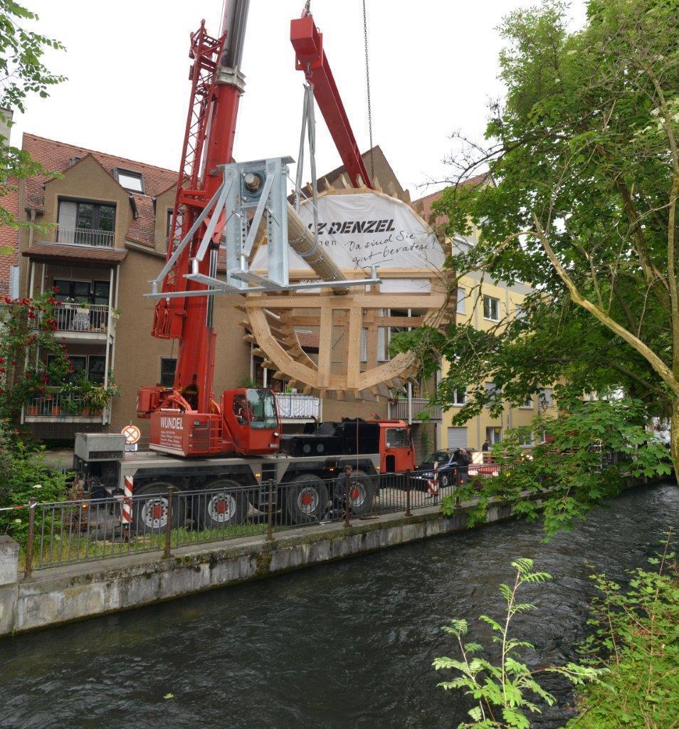 Am 10. Juni wurde das Wasserrad in der Augsburger Altstadt montiert. Foto: swa|Thomas Hosemann