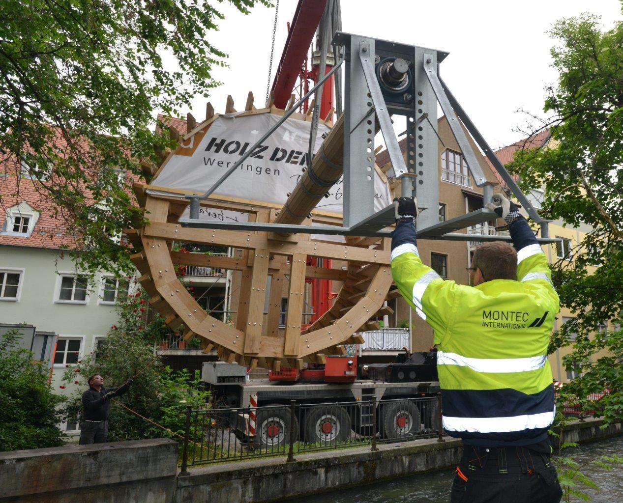 Am 10. Juni wurde das Wasserrad in der Augsburger Altstadt montiert. Foto: swa|Thomas Hosemann