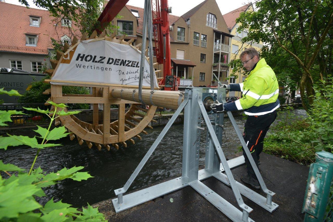Am 10. Juni wurde das Wasserrad in der Augsburger Altstadt montiert. Foto: swa|Thomas Hosemann