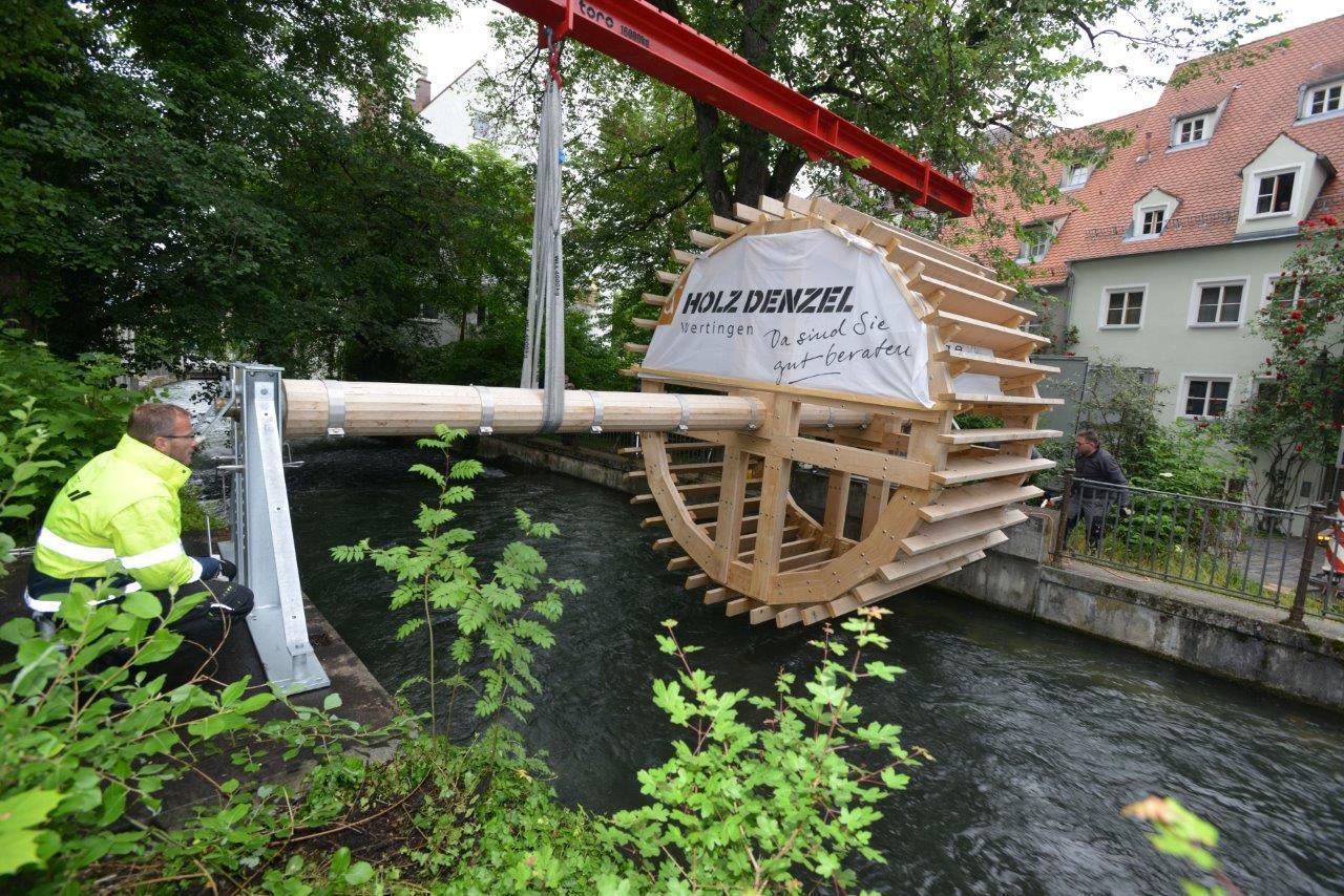 Am 10. Juni wurde das Wasserrad in der Augsburger Altstadt montiert. Foto: swa|Thomas Hosemann