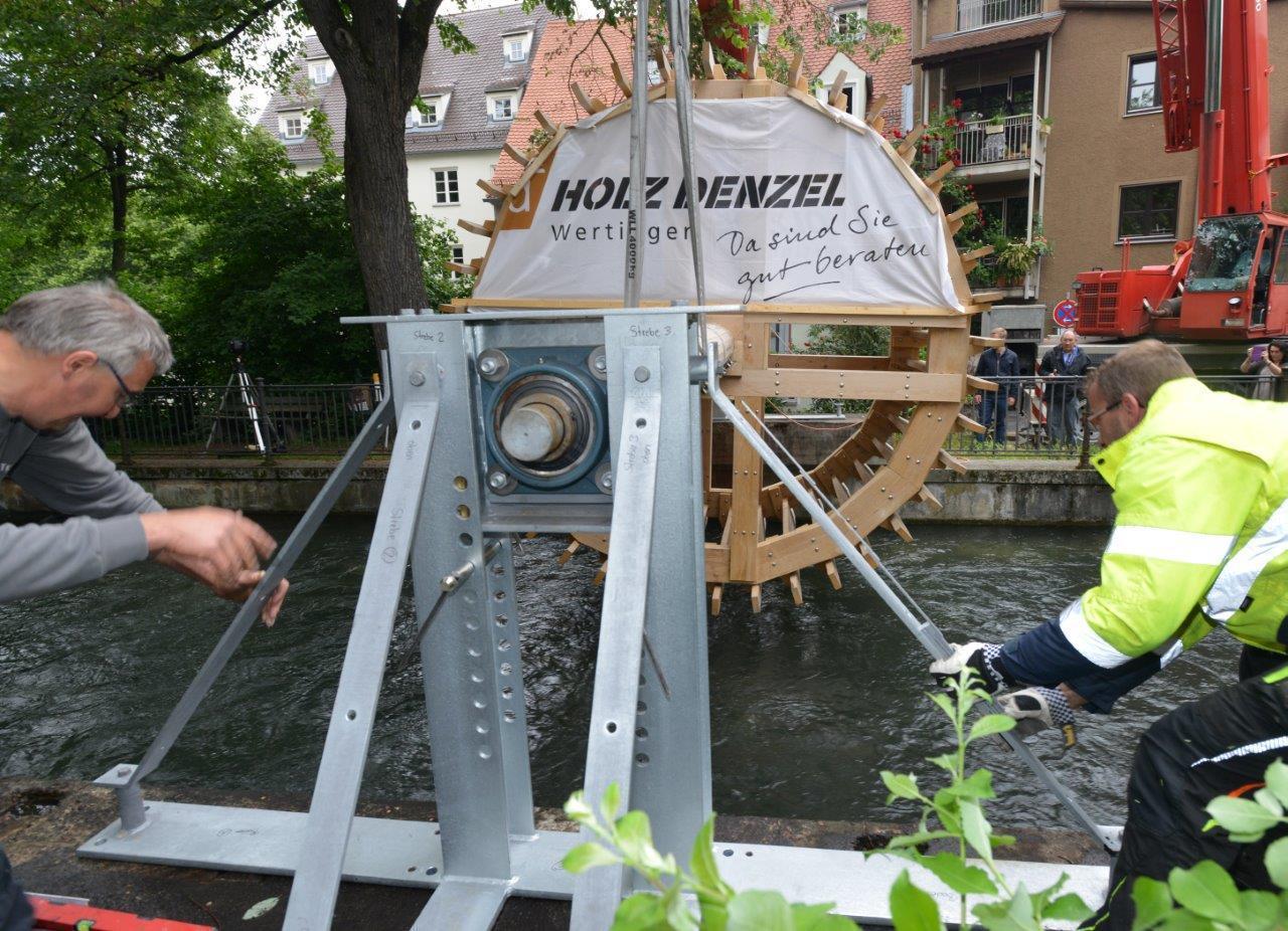 Am 10. Juni wurde das Wasserrad in der Augsburger Altstadt montiert. Foto: swa|Thomas Hosemann
