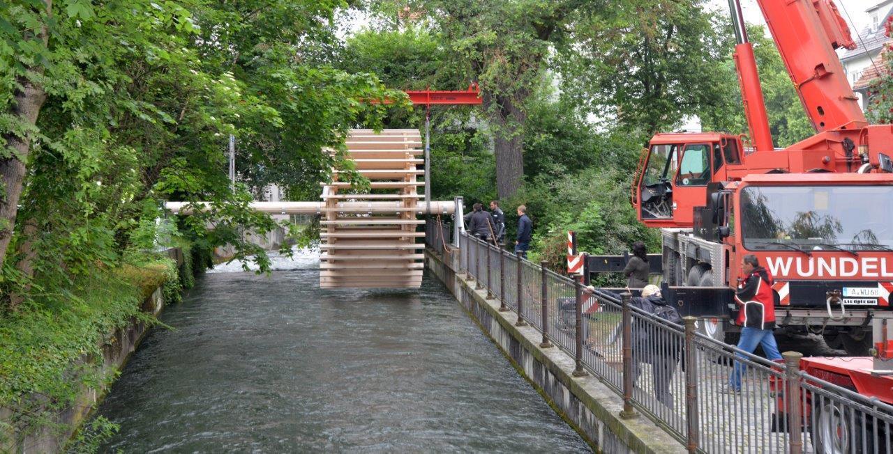Am 10. Juni wurde das Wasserrad in der Augsburger Altstadt montiert. Foto: swa|Thomas Hosemann