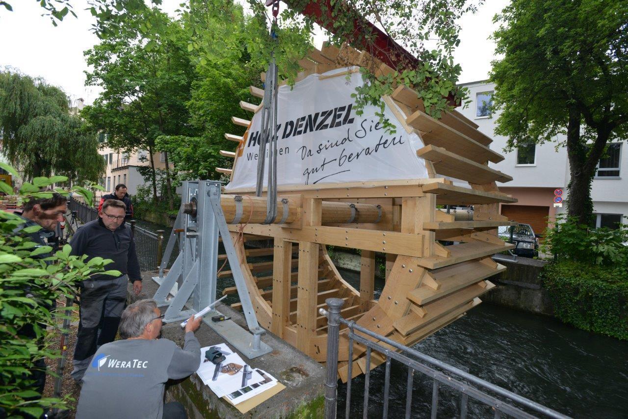 Am 10. Juni wurde das Wasserrad in der Augsburger Altstadt montiert. Foto: swa|Thomas Hosemann
