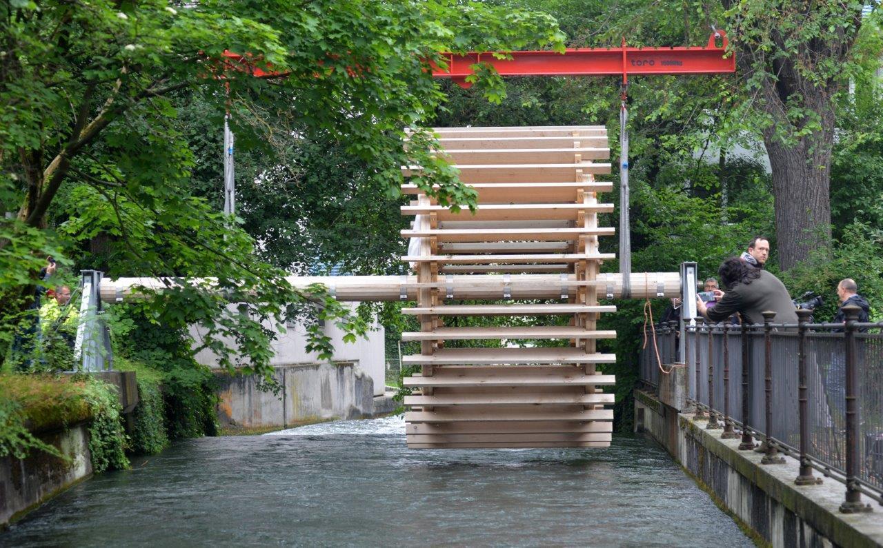 Am 10. Juni wurde das Wasserrad in der Augsburger Altstadt montiert. Foto: swa|Thomas Hosemann