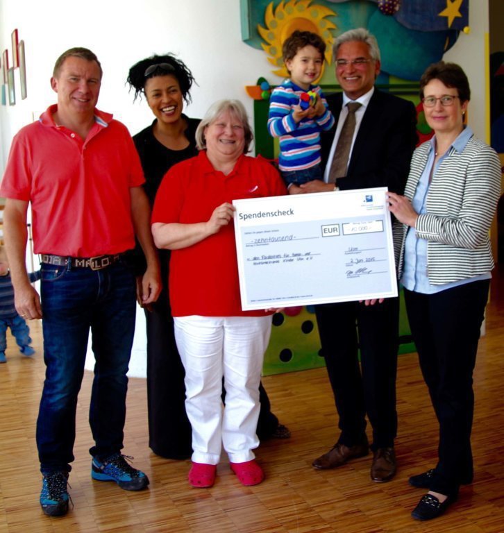 Bei der Scheckübergabe des ZKRD-Spendenlaufes. Foto: ZKRD