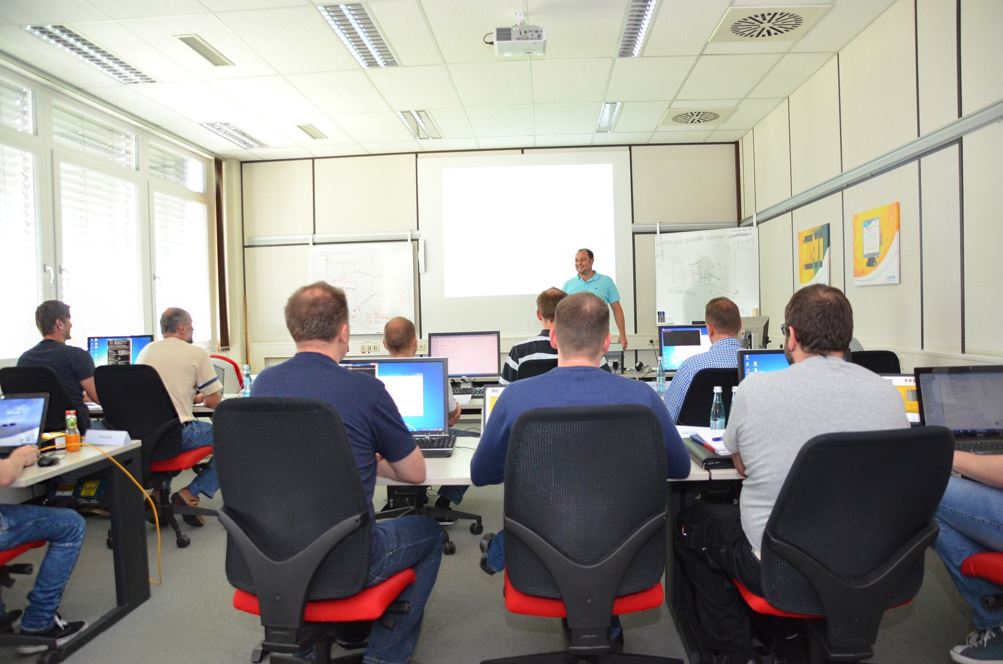 Die Mitarbeiter von SAUTER werden in einer eigenen Akademie geschult. Foto: SAUTER