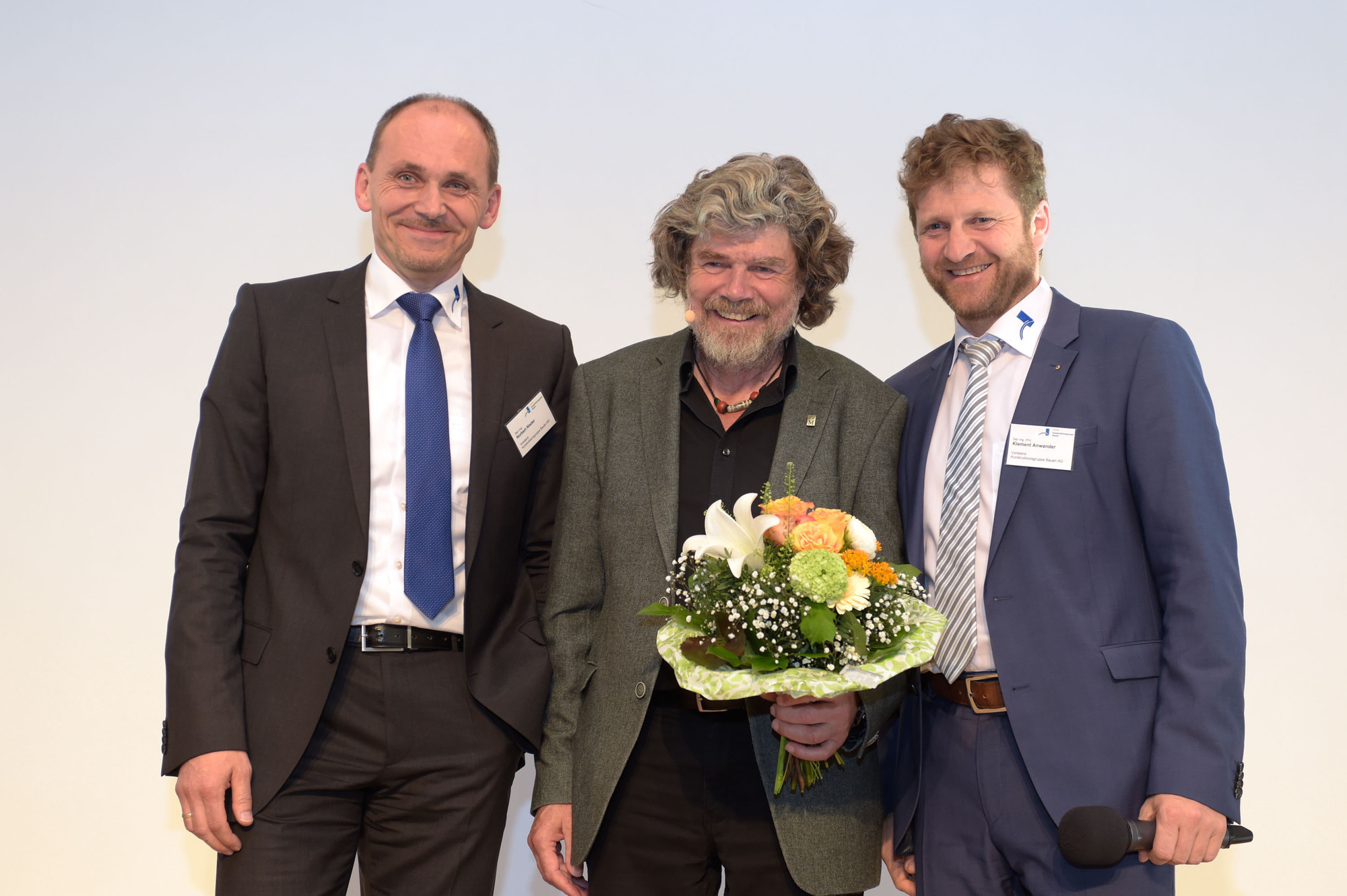 v. l.: Norbert Nieder, Reinhold Messner und Klement Anwander. Foto: Konstruktionsgruppe Bauen AG, Kempten