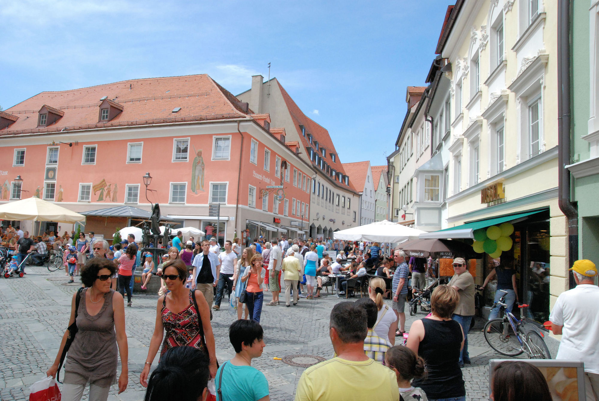 In der Fußgängerzone Kaufbeuren wird gefeiert. Foto: Marketingagentur Tenambergen