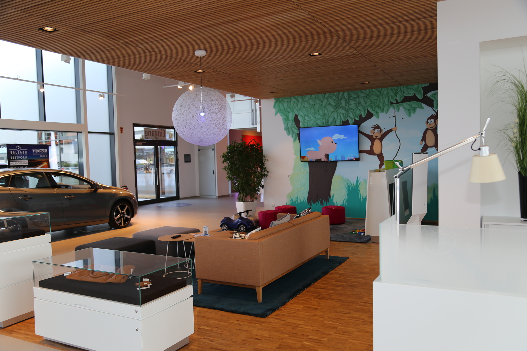 Autohaus Tierhold feiert Neueröffnung nach großem Umbau. Foto: B4B SCHWABEN