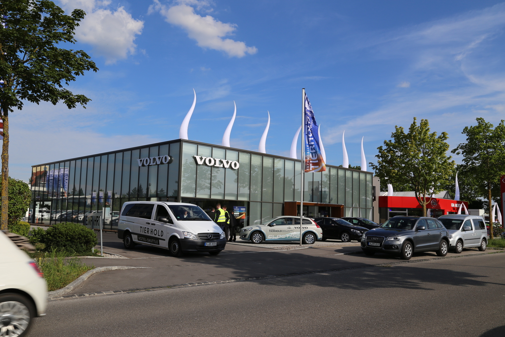 Autohaus Tierhold feiert Neueröffnung nach großem Umbau. Foto: B4B SCHWABEN