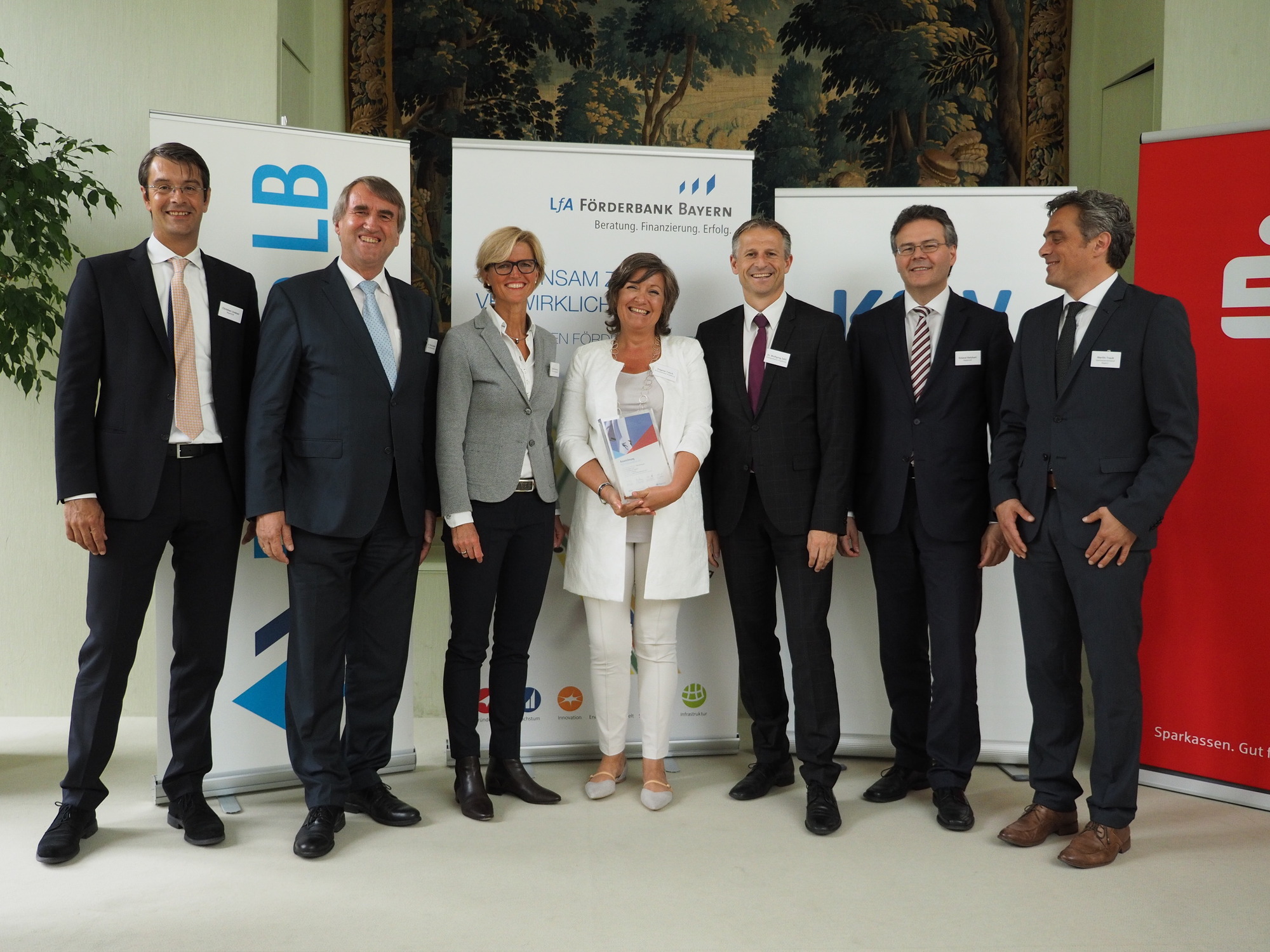 Dagmar Tutsch von der KSK Augsburg bekam die Auszeichnung „Bester Fördermittelberater 2014“. Foto: KSKA