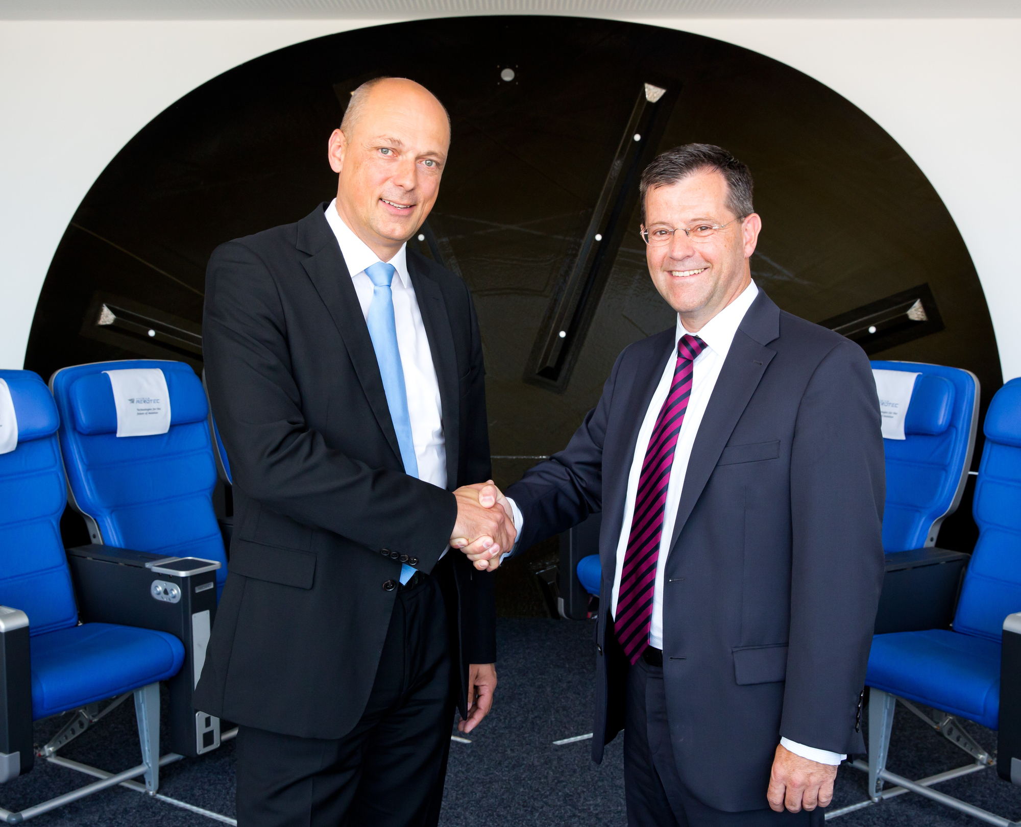 Der neue Vorsitzende der Geschäftsführung Dr. Thomas Ehm mit seinem Vorgänger Dr. Christoph Hoppe. Foto: Premium AEROTEC