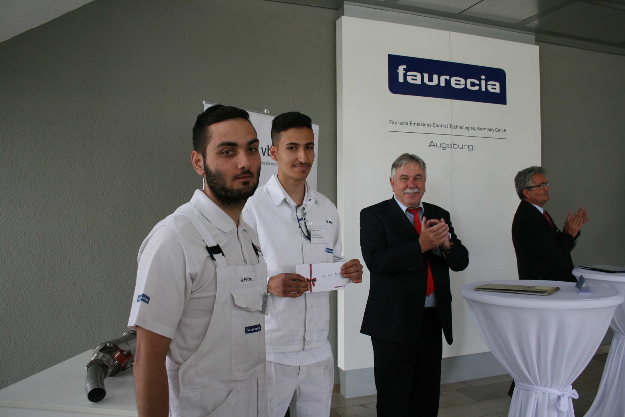 Am Projekt (power)me beteiligte sich auch Faurecia Augsburg und bildeten vier junge Menschen aus.
